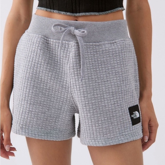 North Face Mhysa Quilted Shorts Size Large NWT - Picture 1 of 14